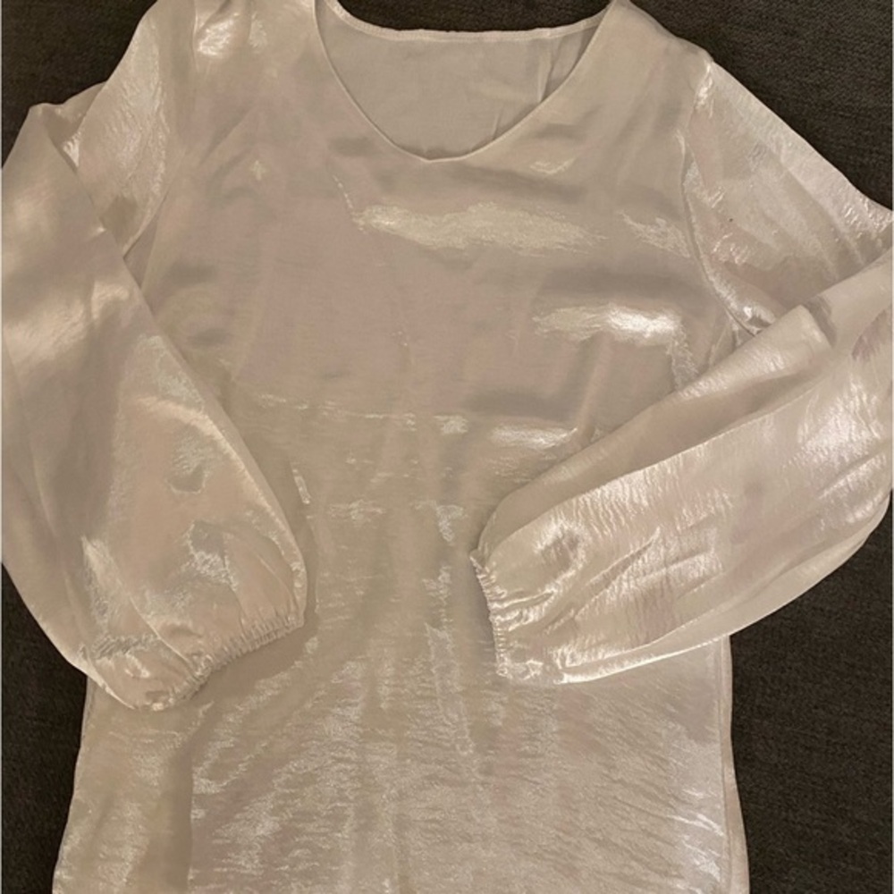 SILKY white blouse- soft V neck. A STAPLE piece( esp during the holidays!) 🤩NEW